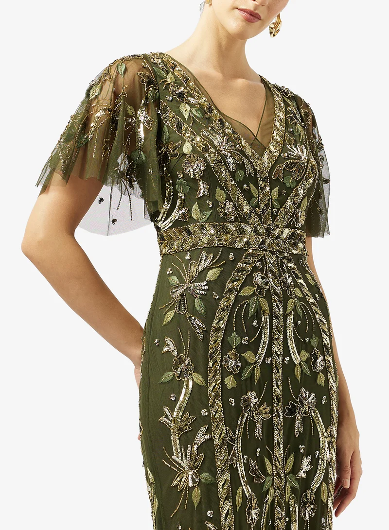 ادريانا بابيل فستان ماكسي بتفاصيل شبكية وياقة على شكل حرف